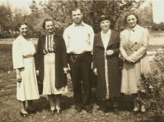 Lena, Hilda, Carl, Grandma Froese & Clara.jpg
